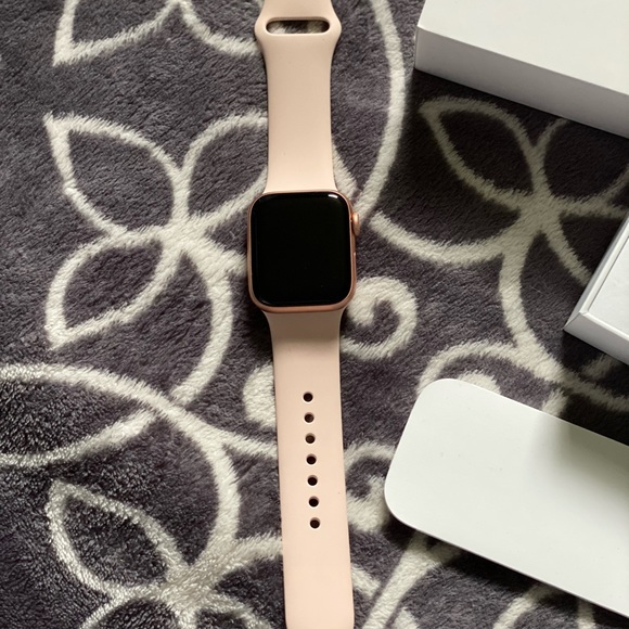 Apple Watch Series 5 Gold Aluminum Case 40MM main image 5